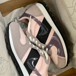 Nike V-Love O.X. Women’s